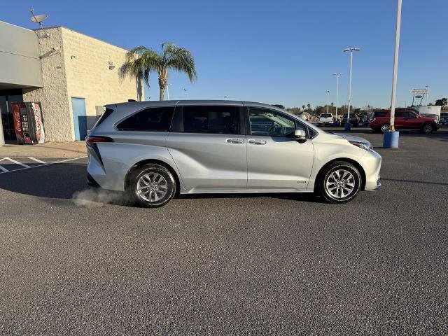 Used 2021 Toyota Sienna LE image 6