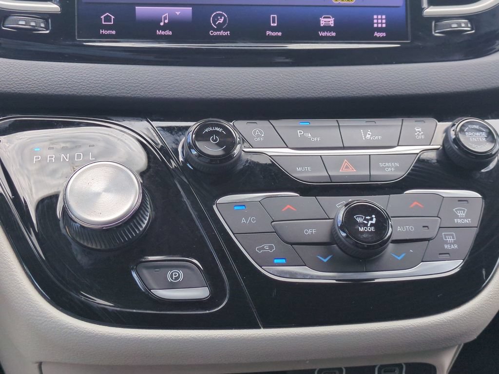 Used 2023 Chrysler Pacifica Touring-L FWD image 21
