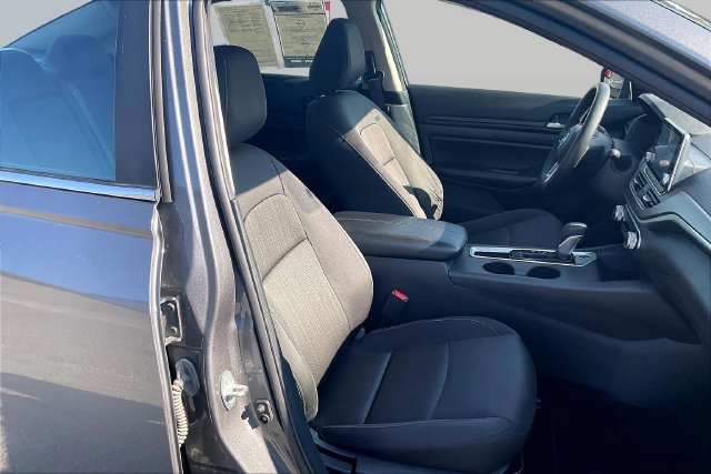 Used 2025 Nissan Altima 2.5 SV FWD image 8