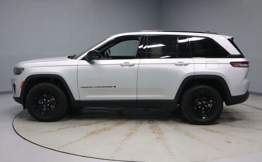 Used 2024 Jeep Grand Cherokee Altitude image 2