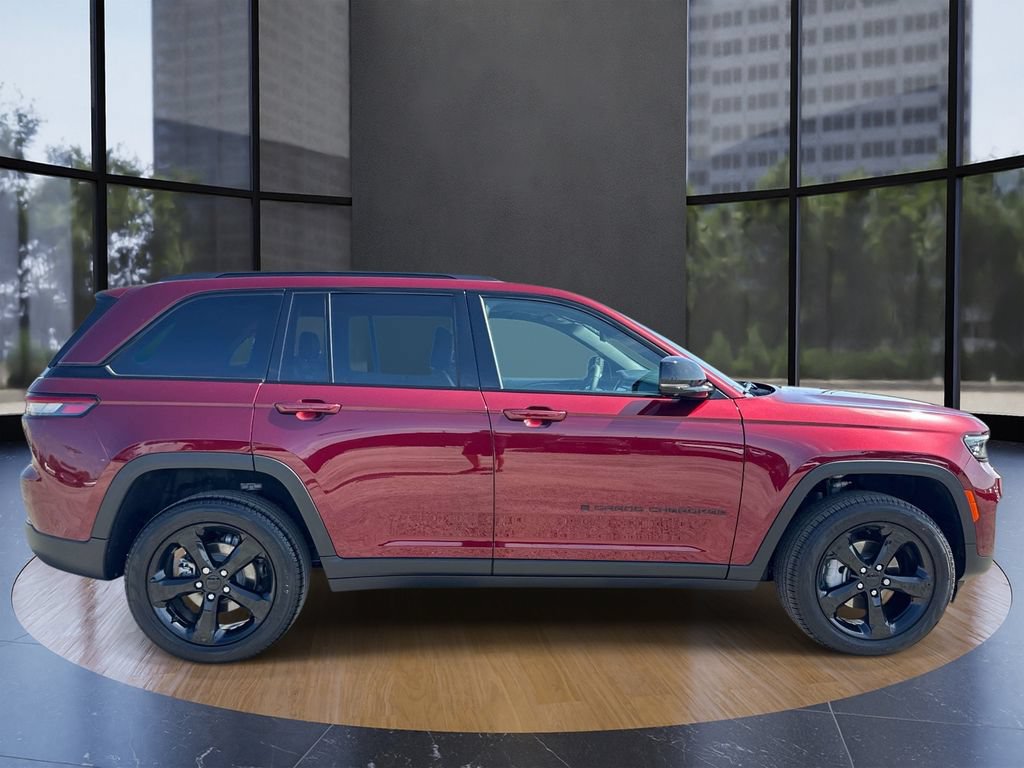 Used 2025 Jeep Grand Cherokee Limited w/ Luxury Tech Group II RWD image 2