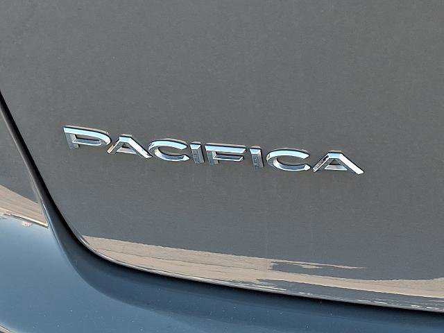 Used 2023 Chrysler Pacifica Touring-L image 29