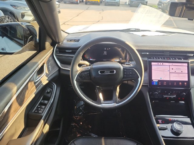 Used 2025 Jeep Grand Cherokee Limited w/ Luxury Tech Group II AWD/4WD image 10