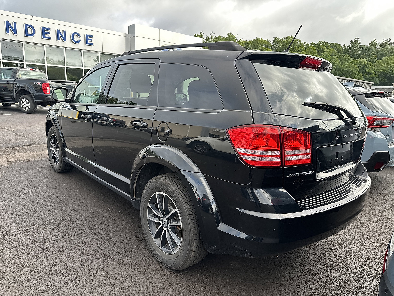 Used 2018 Dodge Journey SE w/ Blacktop Package FWD image 3