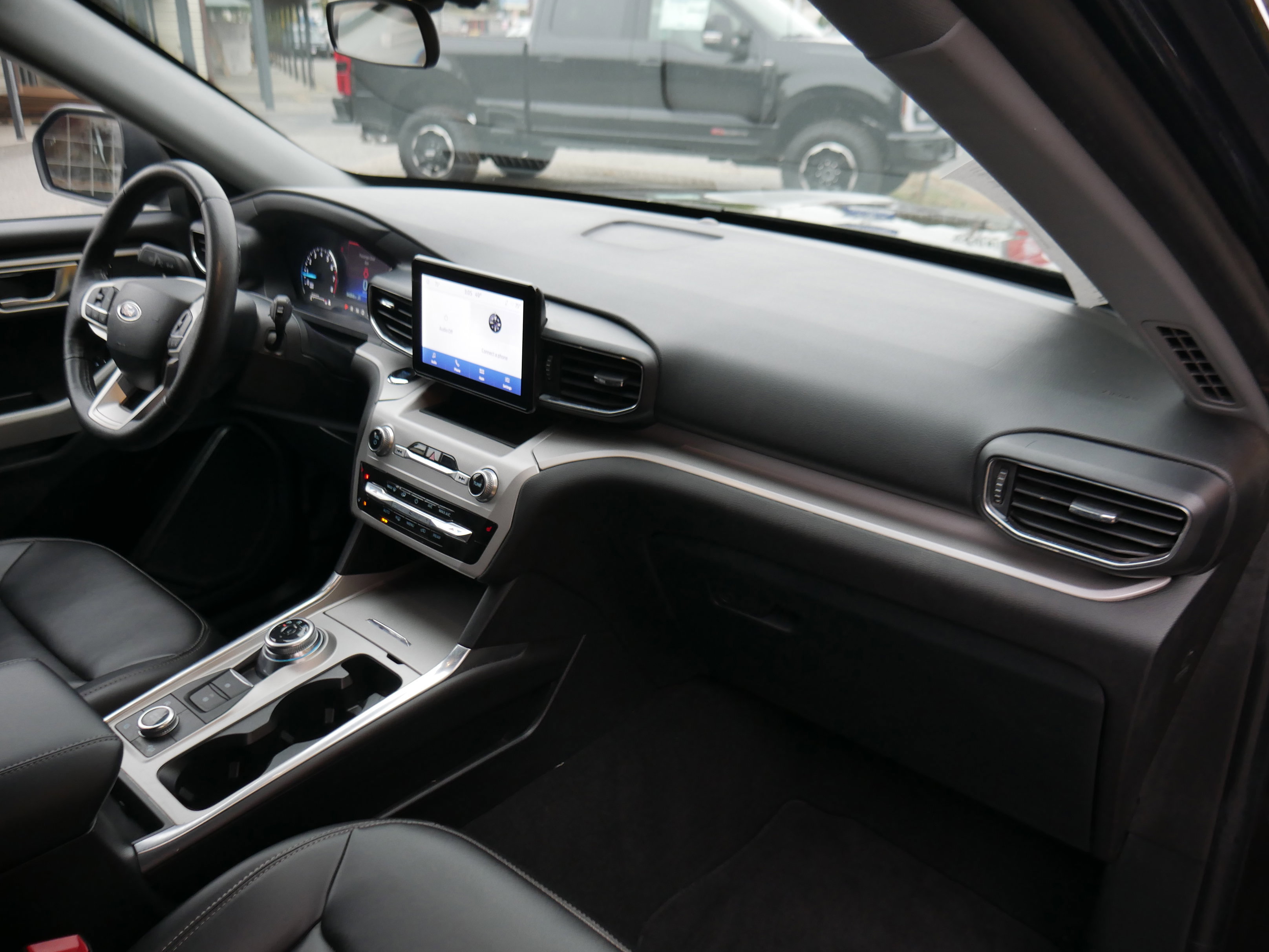 Certified 2024 Ford Explorer XLT w/ Equipment Group 202A image 27