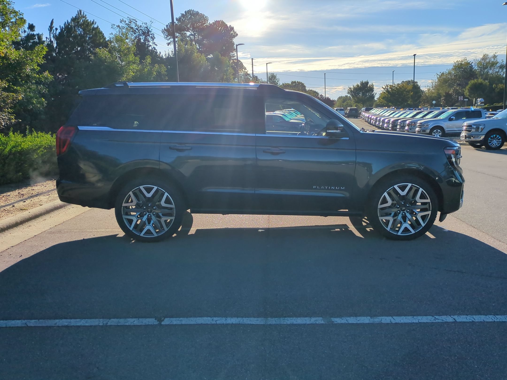 Certified 2025 Ford Expedition Platinum w/ Platinum Ultimate Package AWD/4WD image 3