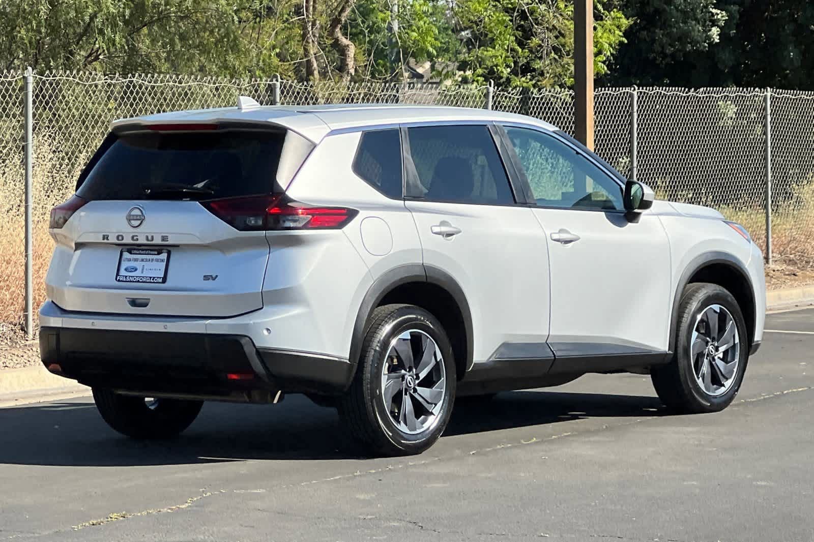 Used 2024 Nissan Rogue SV image 5