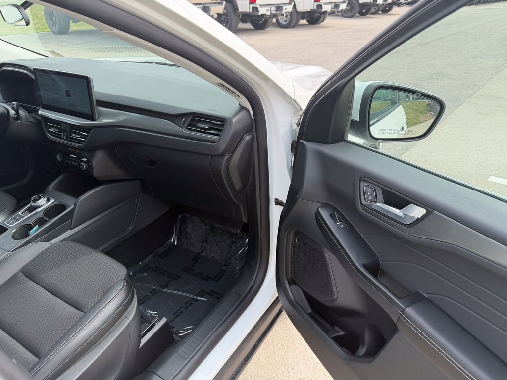 Certified 2025 Ford Escape SE image 17