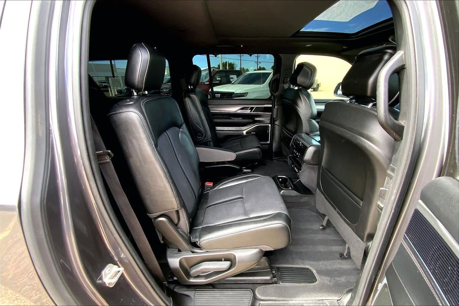 Used 2024 Jeep Wagoneer L Series II w/ Convenience Group I AWD/4WD image 19