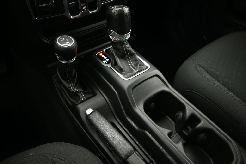 Used 2020 Jeep Wrangler Unlimited Sahara w/ Dual Top Group AWD/4WD image 27