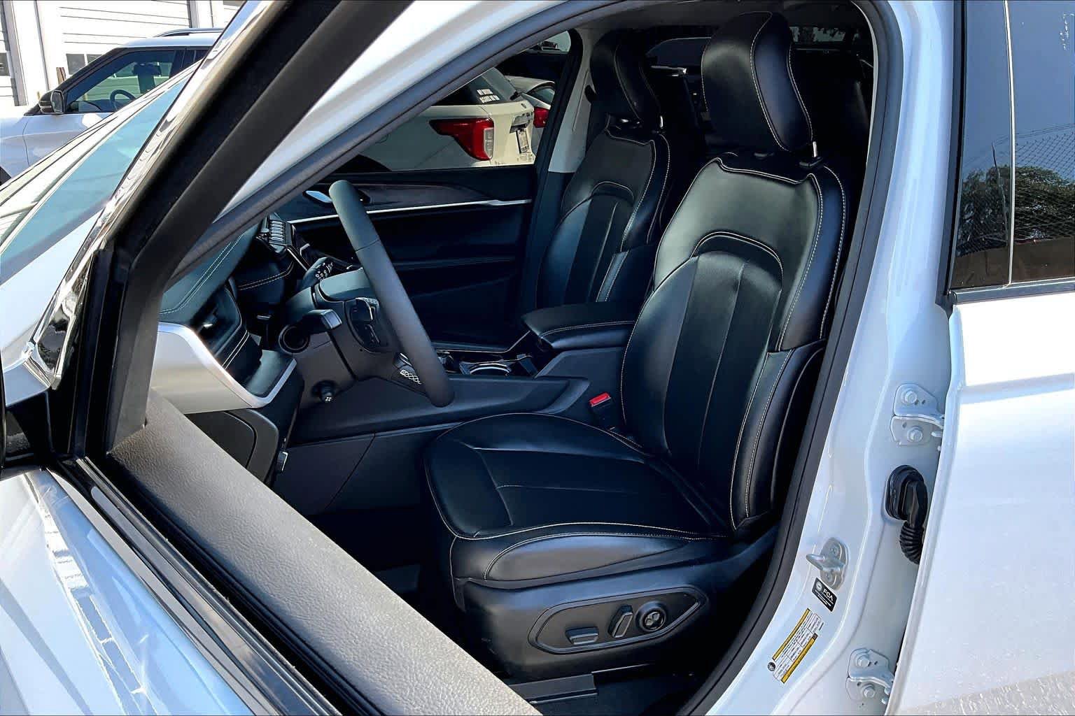 Used 2023 Jeep Grand Cherokee L Limited w/ Luxury Tech Group II RWD image 10