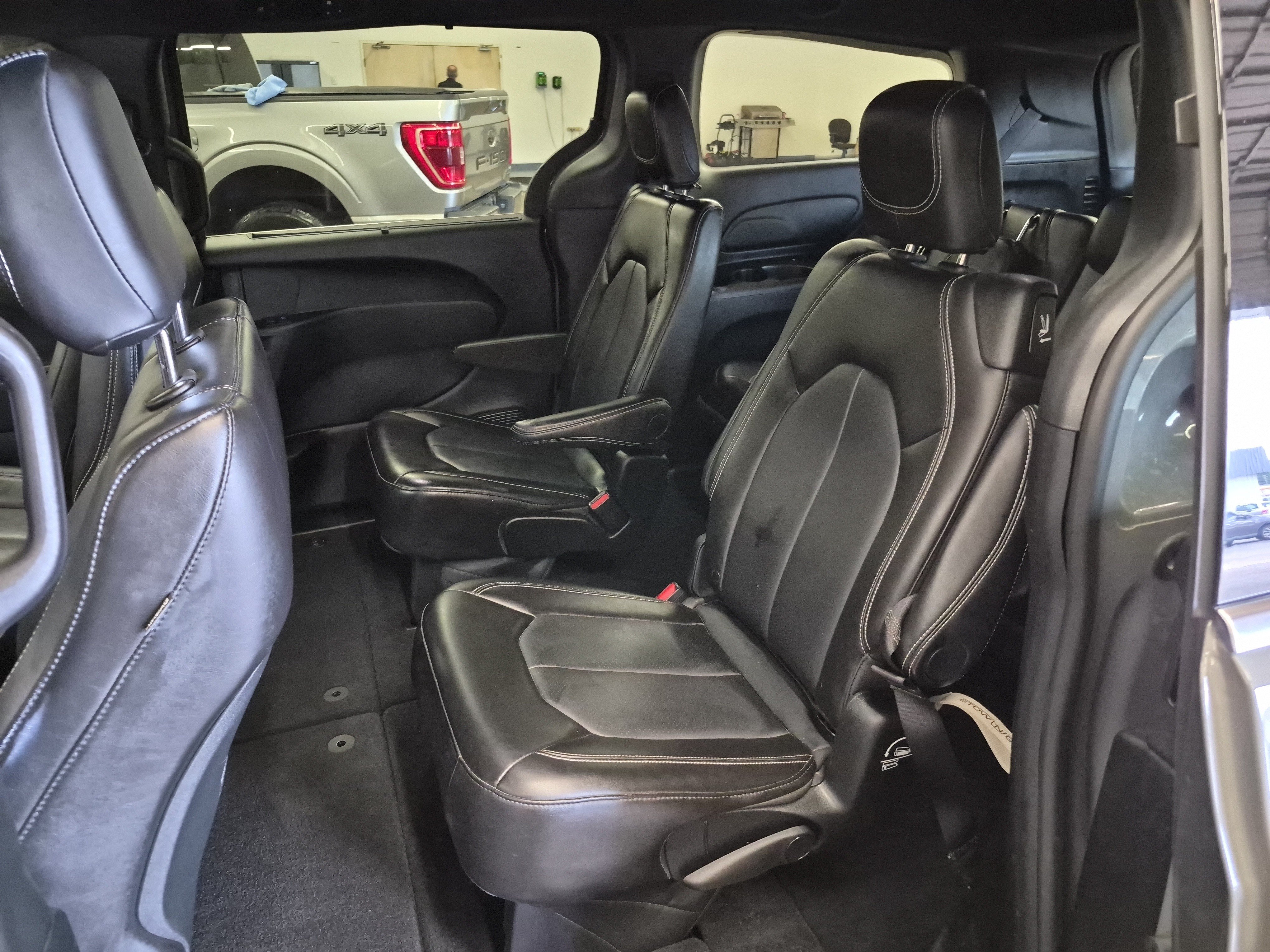 Used 2025 Chrysler Pacifica Select FWD image 14