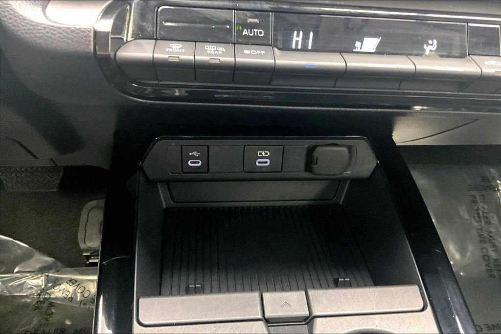 Used 2025 Toyota Prius LE FWD image 32