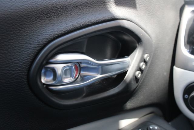 Used 2021 Jeep Cherokee Limited AWD/4WD image 7