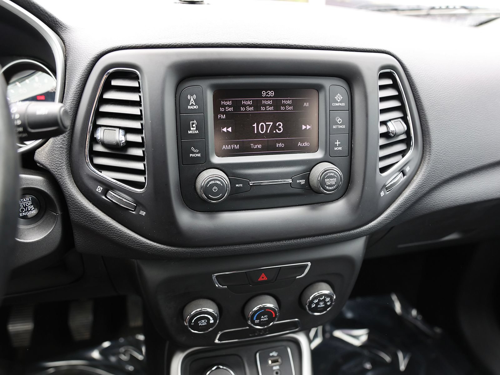 Used 2018 Jeep Compass Latitude AWD/4WD image 24