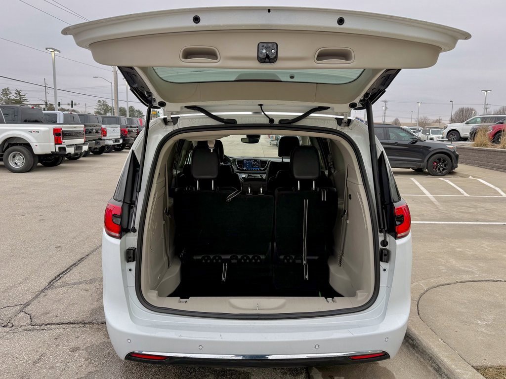 Used 2024 Chrysler Pacifica Select image 14