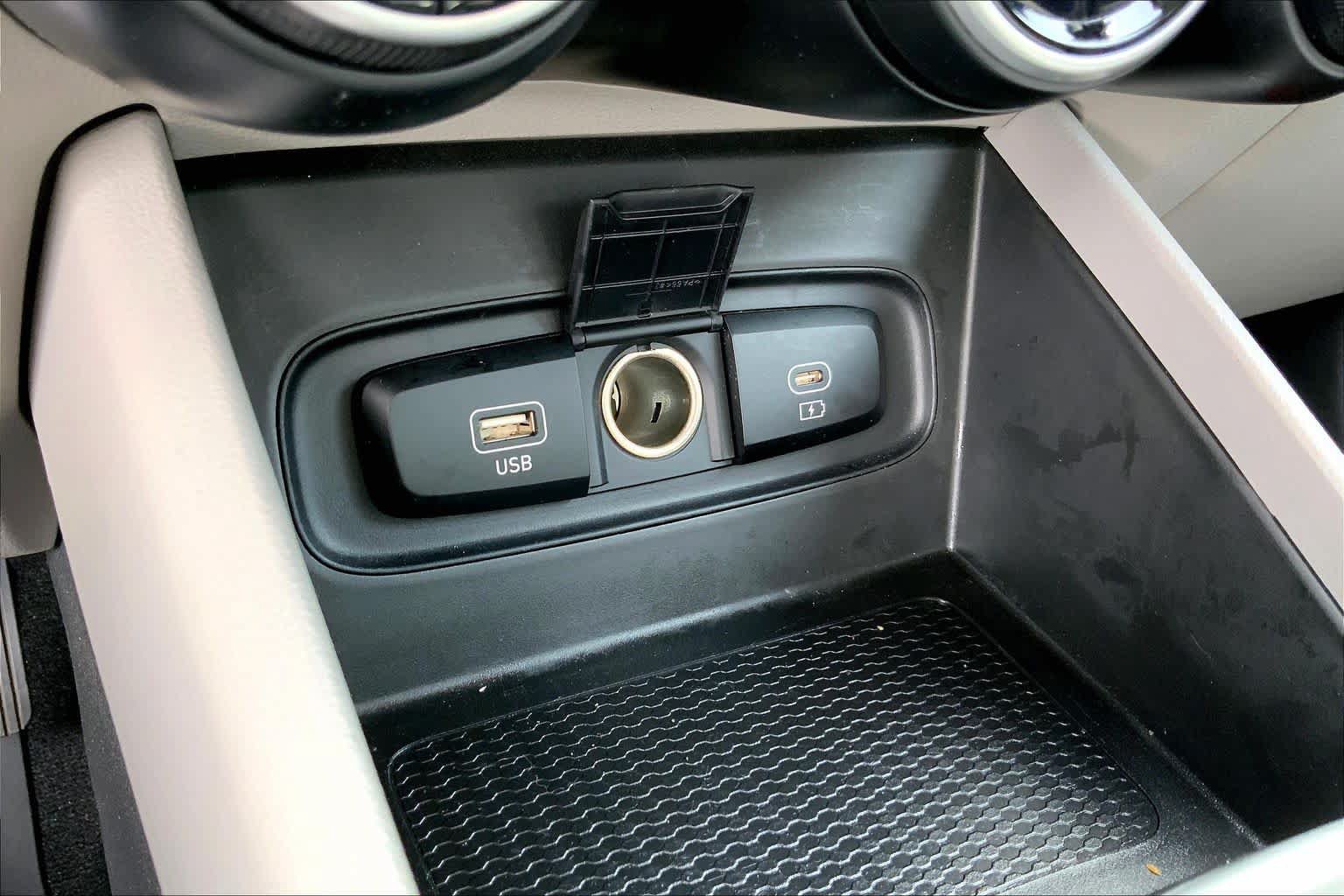 Used 2023 Hyundai Venue SEL FWD image 31