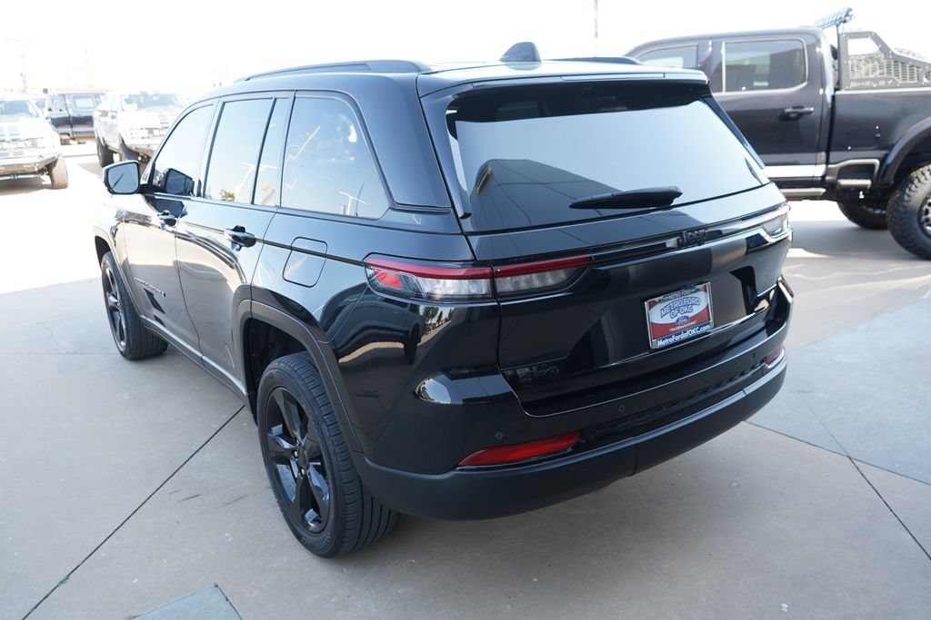 Used 2022 Jeep Grand Cherokee Altitude AWD/4WD image 12