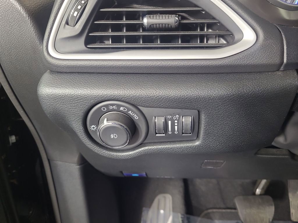 Used 2025 Chrysler Pacifica Select FWD image 15