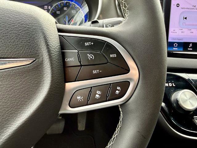 Used 2025 Chrysler Pacifica Select image 21