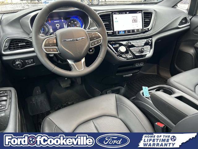 Used 2025 Chrysler Pacifica Select FWD image 13