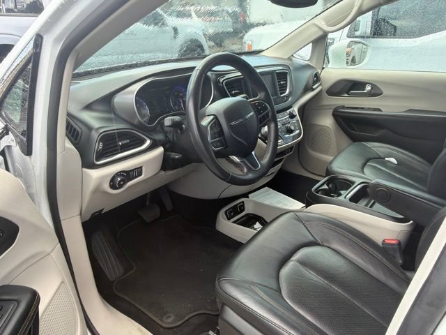Used 2020 Chrysler Pacifica Touring-L FWD image 3