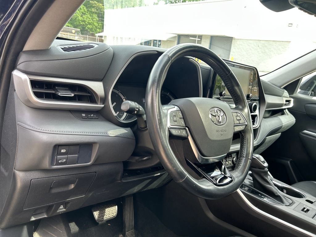 Used 2021 Toyota Highlander XLE AWD/4WD image 10