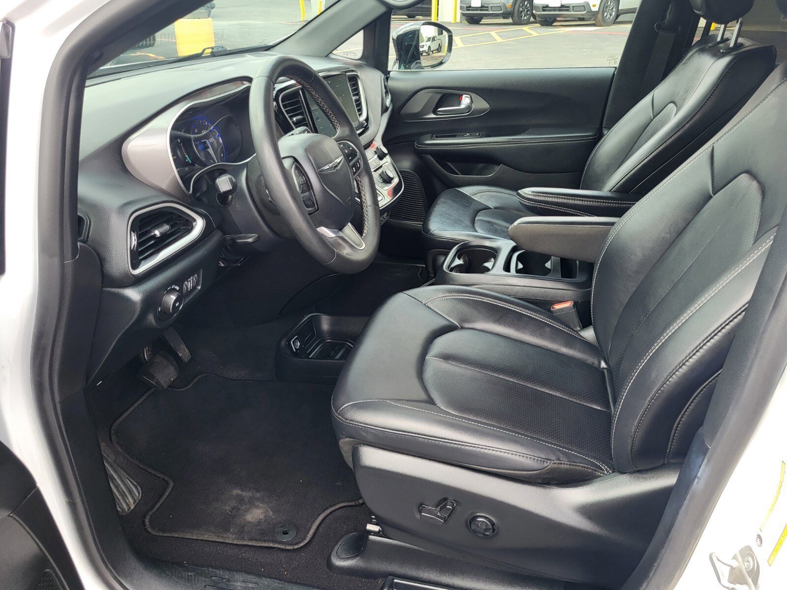 Used 2025 Chrysler Pacifica Select image 19