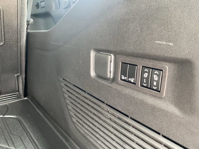 Used 2024 GMC Yukon XL SLT w/ SLT Luxury Package AWD/4WD image 25