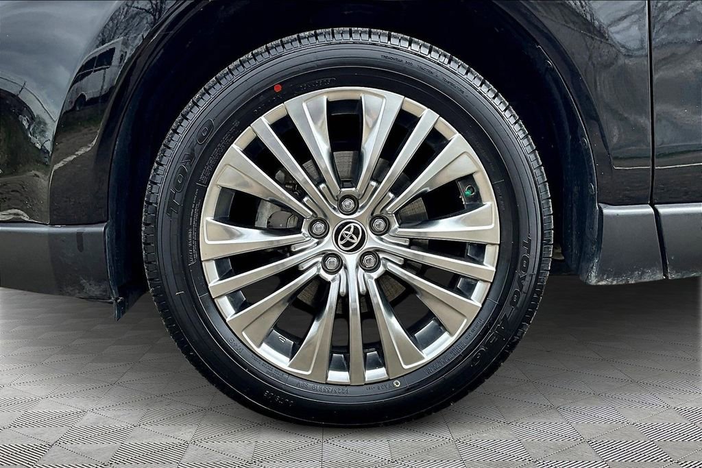 Used 2022 Toyota Venza XLE image 11