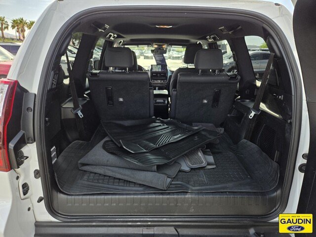 Used 2022 Lexus GX 460 Premium w/ Accessory Package AWD/4WD image 14