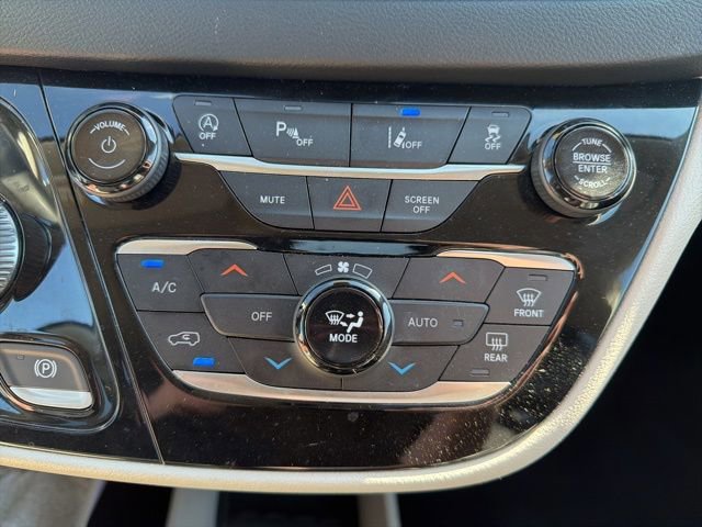 Used 2023 Chrysler Pacifica Touring-L image 34