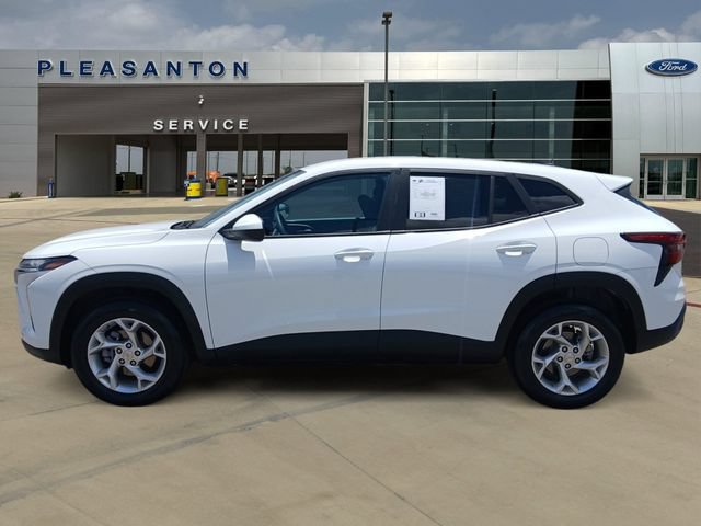 Used 2025 Chevrolet Trax LS w/ LS Convenience Package FWD image 2