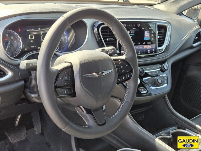 Used 2025 Chrysler Pacifica Limited FWD image 20