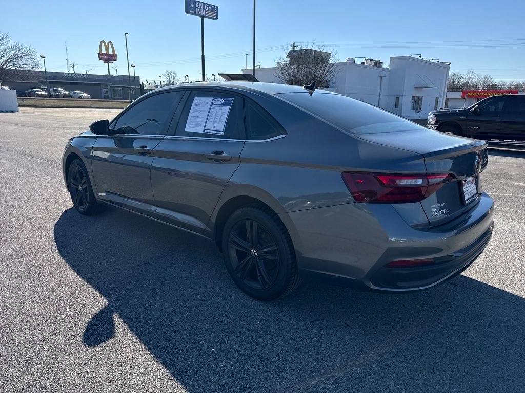Used 2024 Volkswagen Jetta SE w/ Panoramic Sunroof Package image 3
