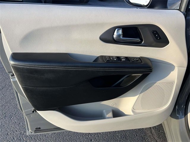 Used 2023 Chrysler Pacifica Touring-L image 12
