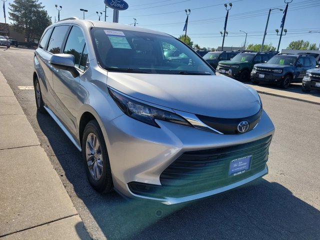 Used 2025 Toyota Sienna LE AWD/4WD image 6