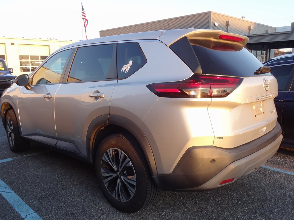 Used 2022 Nissan Rogue SV image 2