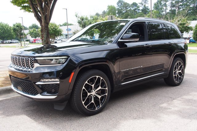 Used 2023 Jeep Grand Cherokee Summit AWD/4WD image 3