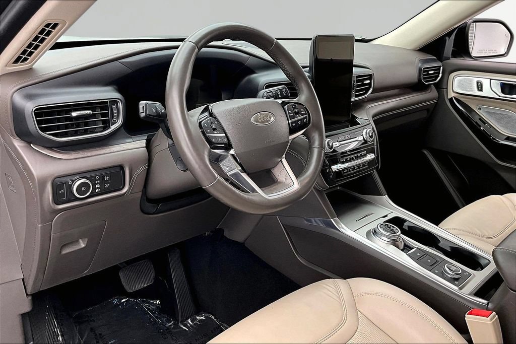 Certified 2024 Ford Explorer Platinum w/ Technology Package AWD/4WD image 14