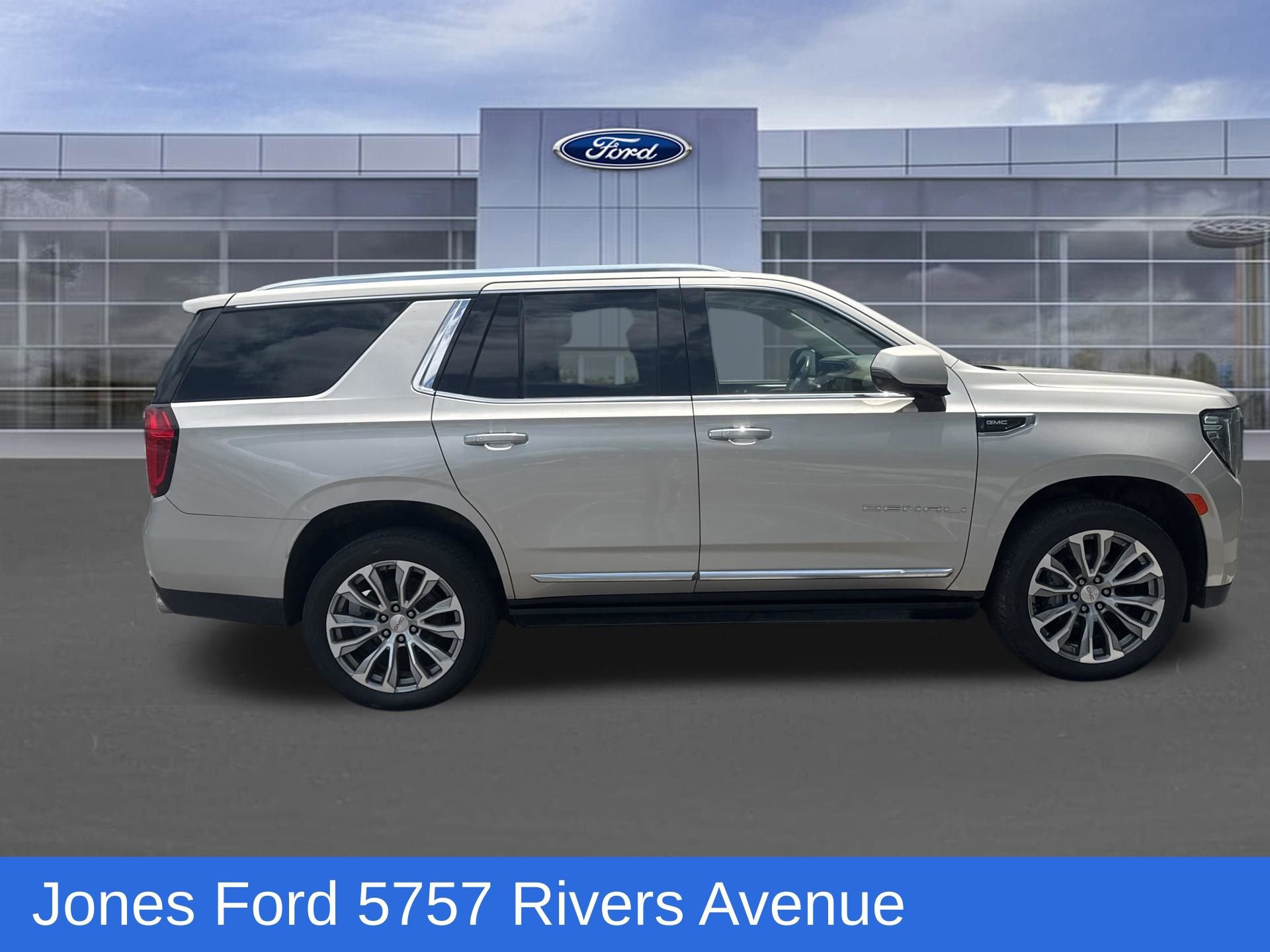 Used 2021 GMC Yukon Denali w/ Denali Premium Package AWD/4WD image 3