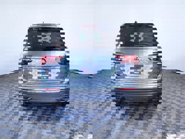 Used 2022 Volkswagen Tiguan SE image 3