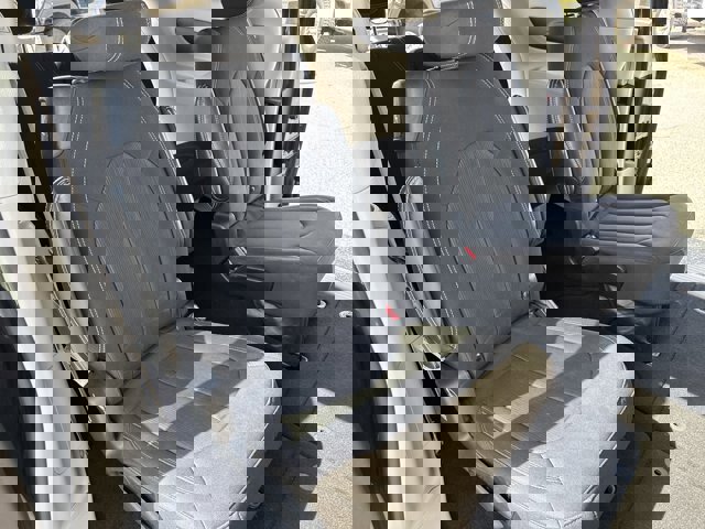 Used 2023 Chrysler Voyager LX image 4