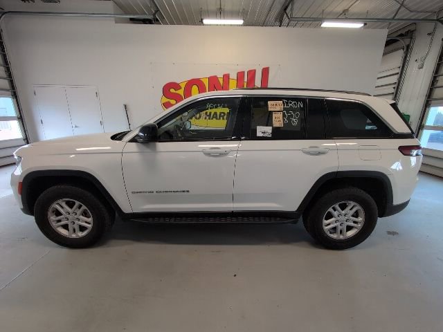 Used 2023 Jeep Grand Cherokee Laredo AWD/4WD image 2