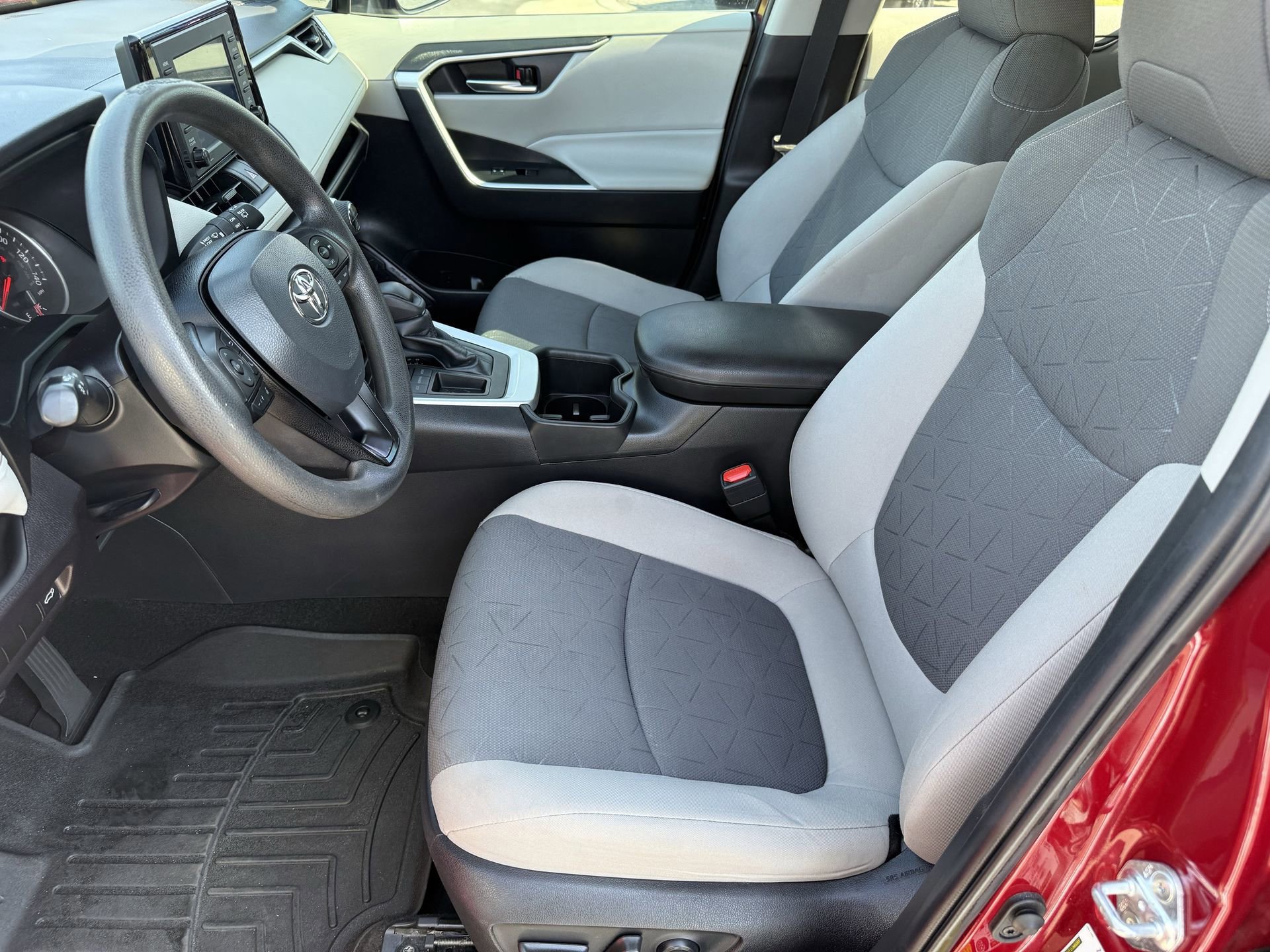 Used 2022 Toyota RAV4 XLE image 28