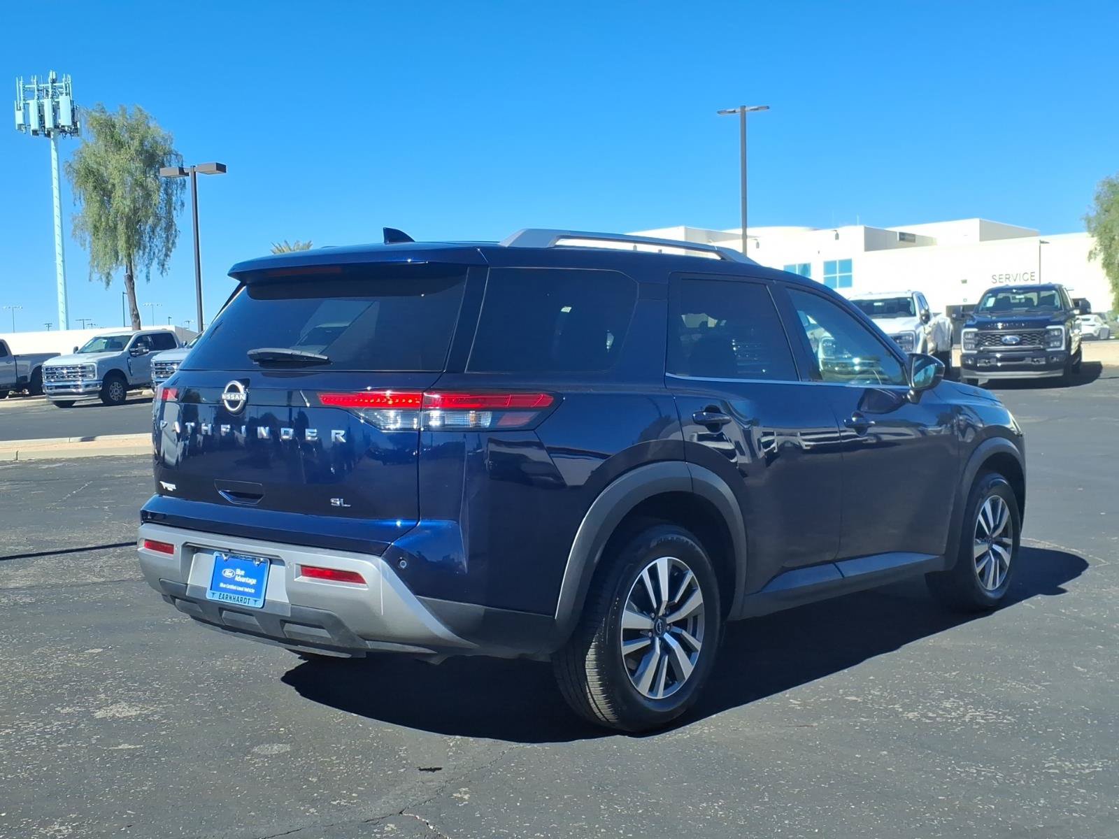 Used 2025 Nissan Pathfinder SL FWD image 5