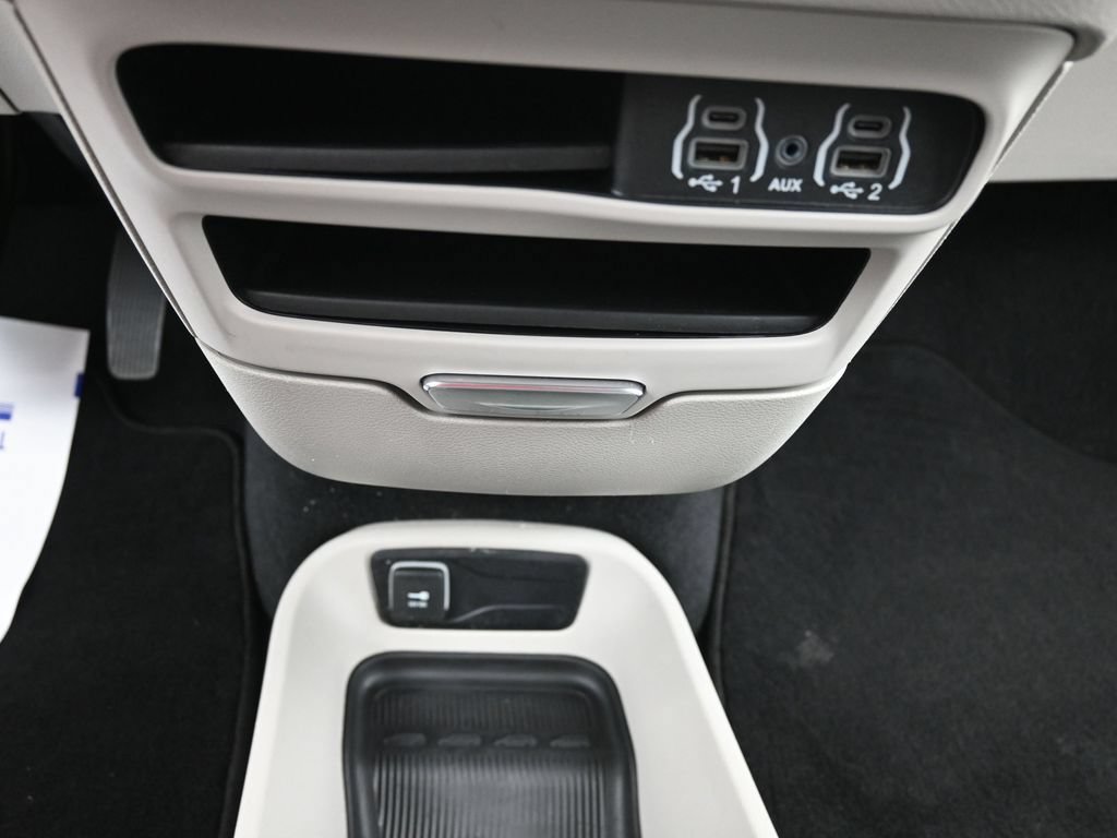 Used 2024 Chrysler Pacifica Touring-L FWD image 12