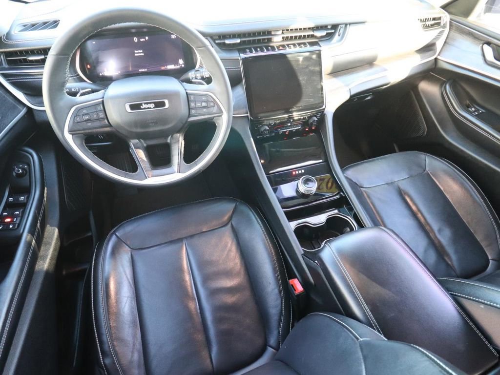 Used 2023 Jeep Grand Cherokee Limited w/ Black Appearance Package image 11