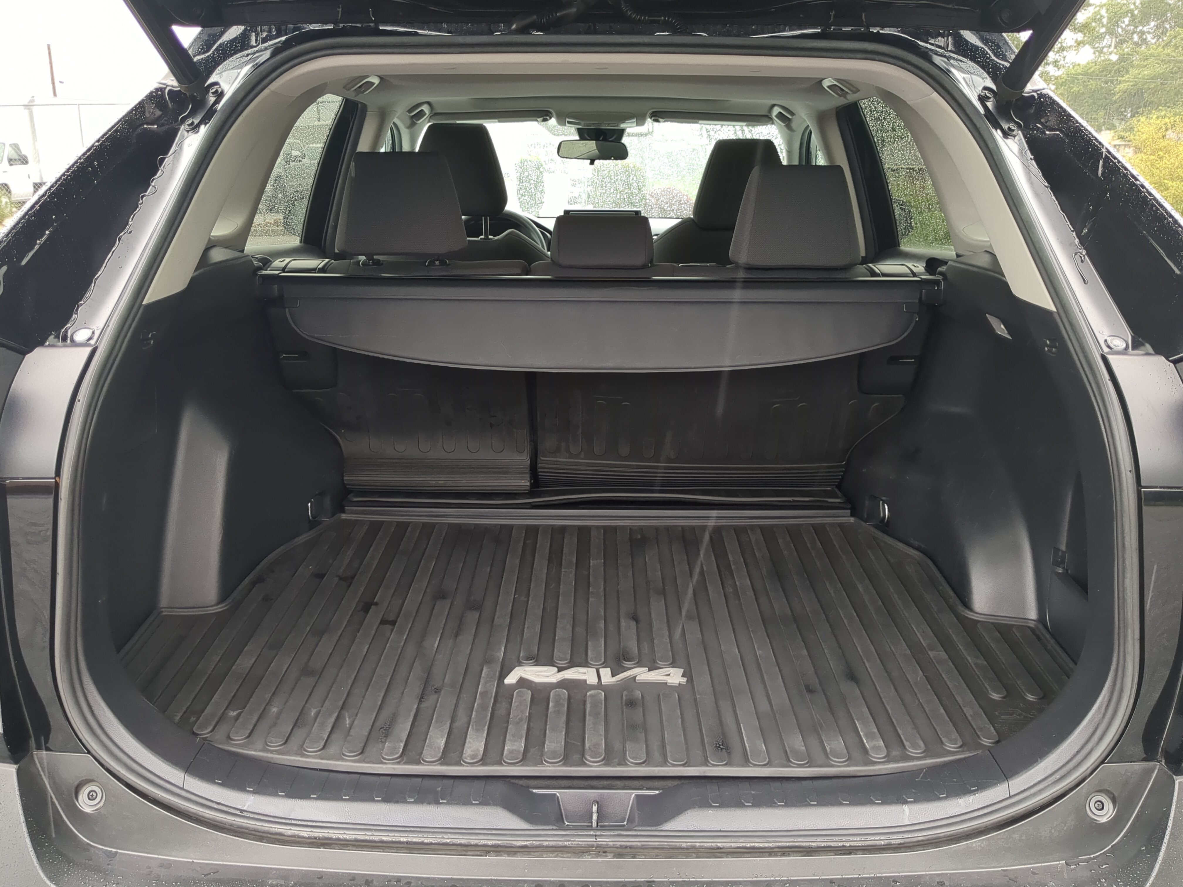 Used 2019 Toyota RAV4 XLE w/ Convenience Package FWD image 11