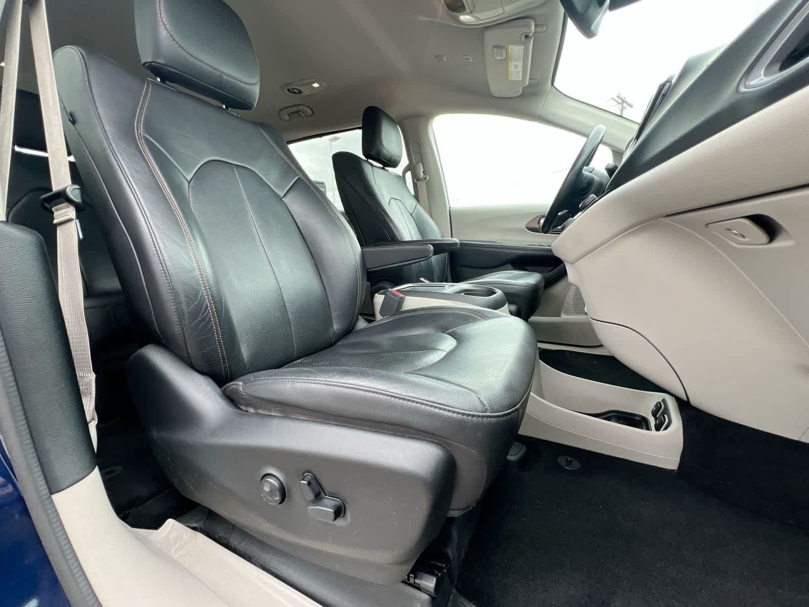 Used 2018 Chrysler Pacifica Touring-L Plus FWD image 21